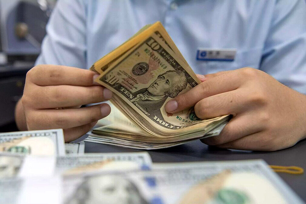 بازار ارز ریزشی آغاز کرد/ طلا عقب کشید