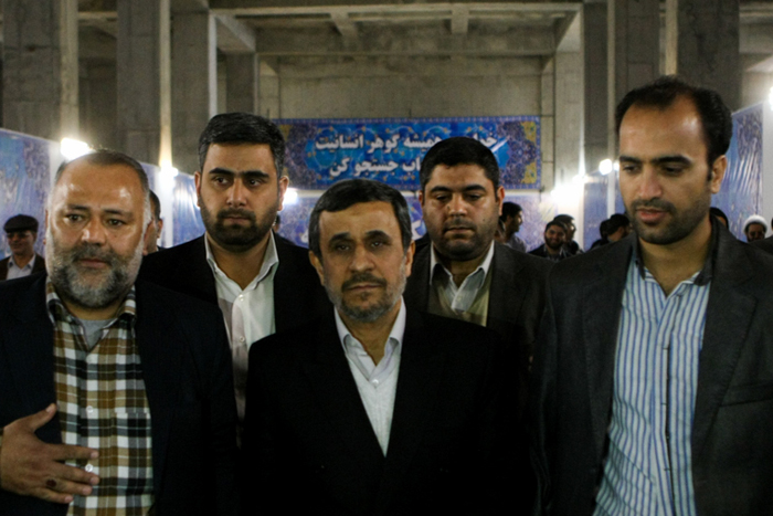(تصاویر) احمدی‌نژاد در حرم امام(ره)