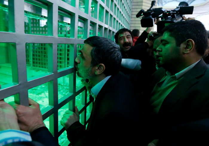 (تصاویر) احمدی‌نژاد در حرم امام(ره)