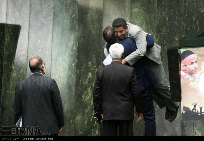 وقتی دو نماینده در صحن علنی همدیگر را بغل می‌کنند!/ عکس