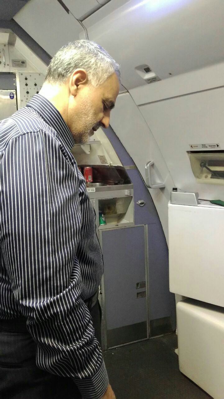 نماز خواندن سردار سلیمانی در هواپیما /عکس