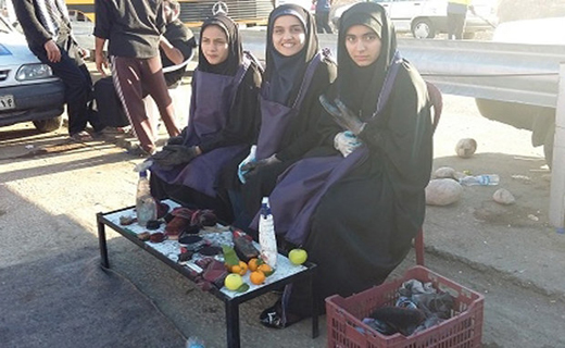 خدمت سه دختر ایرانی در راهپیمایی اربعین ! / عکس