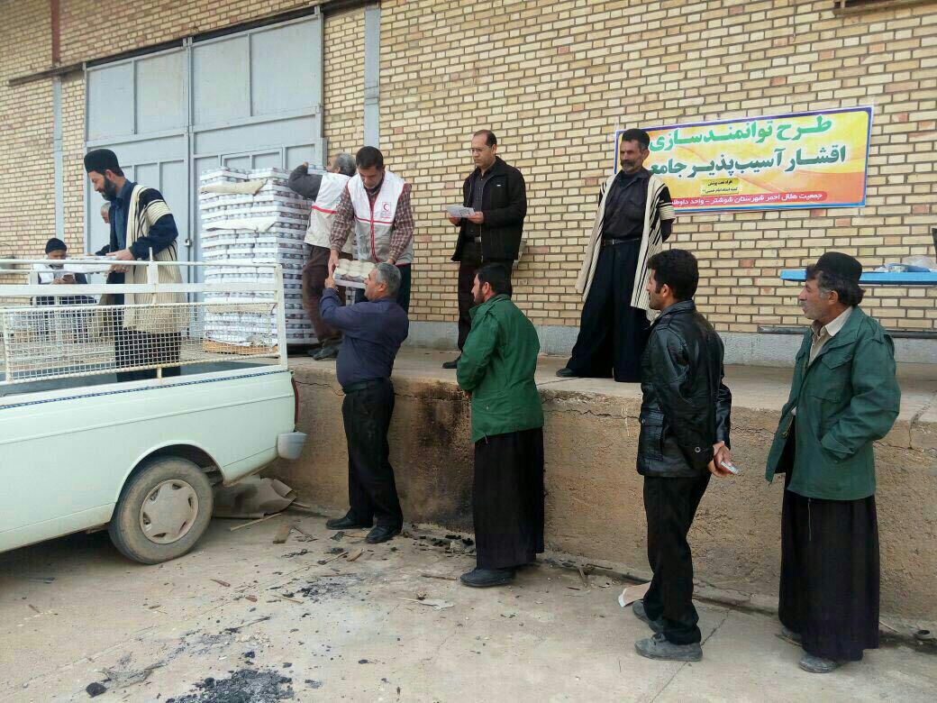 خریدن رای به سبک احمدینژاد/ دولت به تاکتیک تبلیغاتی «سیبزمینی انتخابات» متوسل شد خریدن رای به سبک احمدینژاد/ دولت به تاکتیک تبلیغاتی «سیبزمینی انتخابات» متوسل شد