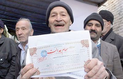 خریدن رای به سبک احمدینژاد/ دولت به تاکتیک تبلیغاتی «سیبزمینی انتخابات» متوسل شد خریدن رای به سبک احمدینژاد/ دولت به تاکتیک تبلیغاتی «سیبزمینی انتخابات» متوسل شد