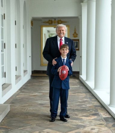 عکس دونفره ترامپ و‌ نوه ش در کاخ سفید
