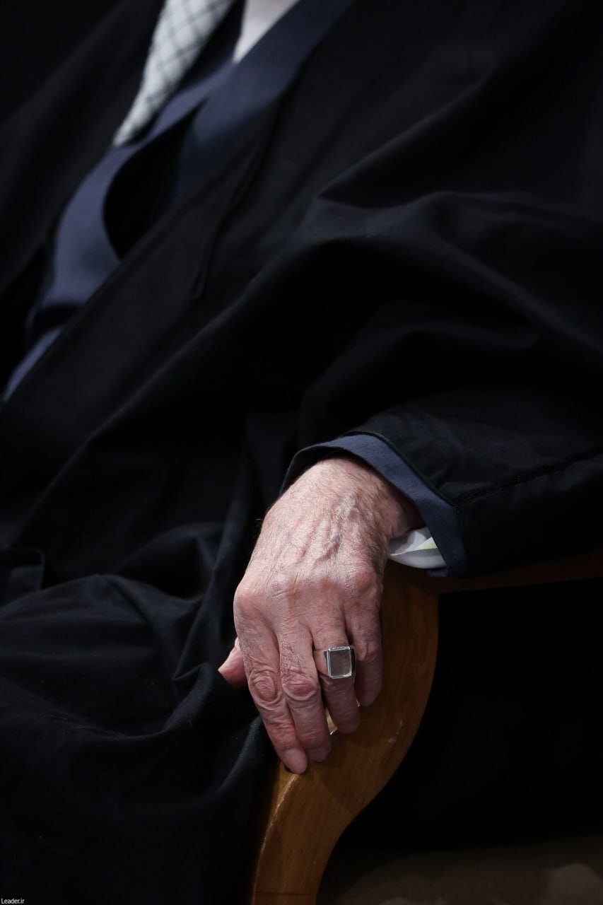 رهبر انقلاب در مراسم عزاداری حضرت فاطمه زهرا(س) چه انگشتری در دست داشتند؟