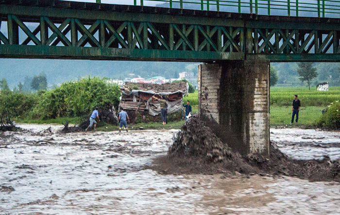 (تصاویر) طغیان رودخانه تالار