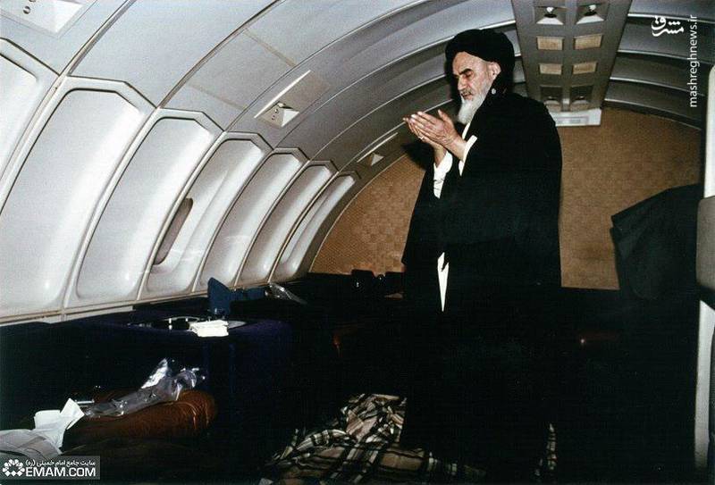  نماز امام خمینی (ره) در هواپیما 