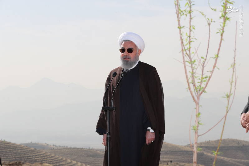ئیس جمهور با اشاره به تلاش وزارت جهادکشاورزی، شهرداریها و بویژه شهردار تهران برای ایجاد کمربند سبز در اطراف شهر تهران، اظهارداشت: اجرای این پروژه از اهمیت زیادی برخوردار است و برای محیط زیست و جلوگیری از توسعه بیرویه شهر تهران بسیار مؤثر است. ئیس جمهور با اشاره به تلاش وزارت جهادکشاورزی، شهرداریها و بویژه شهردار تهران برای ایجاد کمربند سبز در اطراف شهر تهران، اظهارداشت: اجرای این پروژه از اهمیت زیادی برخوردار است و برای محیط زیست و جلوگیری از توسعه بیرویه شهر تهران بسیار مؤثر است.