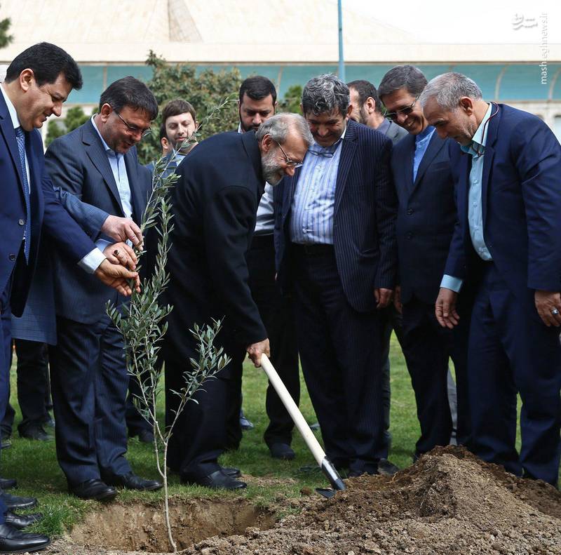 کاشت نهال توسط دکتر علی لاریجانی با حضور سفرای کشورهای خارجی به مناسبت روز درختکاری