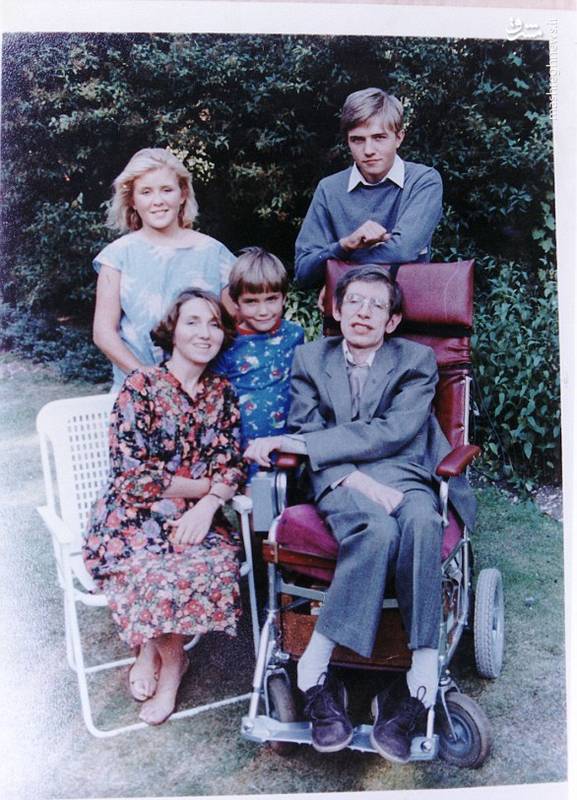استیون ویلیام هاوکینگ (Stephen William Hawking) در 8 ژانویه 1942 به دنیا آمد.