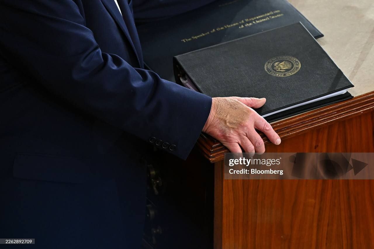                               وضعیت دست ترامپ در سخنرانی امروز کنگره                      