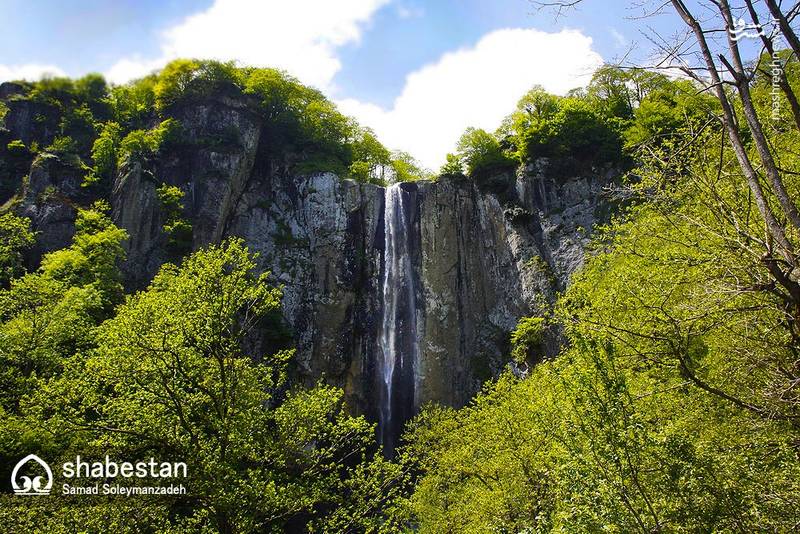ارتفاع تقریبی آبشار لاتون ۱۰۵ متر است که به لحاظ بلندی، مرتفع‌ترین آبشار گیلان و ایران به حساب می‌آید.
