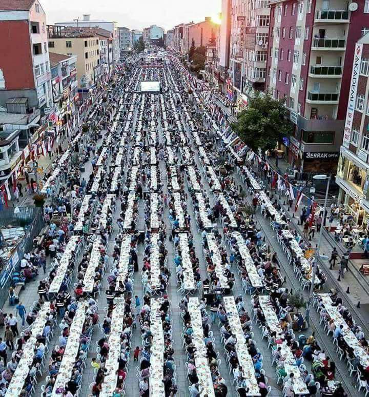سفره بزرگ افطاری در ترکیه/ عکس