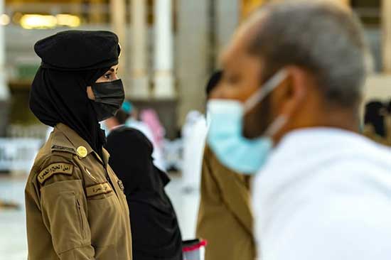 اولین حضور پلیس زن در مسجد مکه