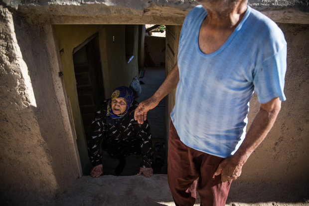 سالمندان روستای قلعه سر چشم به راه فرزندان شان هستند که از سر بیکاری و خشکسالی به شهرهای اطراف مهاجرت کرده اند