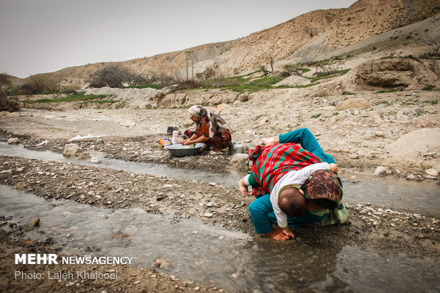 مریم برای تهیه آب و شستن لباس چند کیلومتر را تا رودخانه اطراف روستا پیاده طی می کند و گاهی مجبور است کودکش را هم به پشت خودش یا دخترش ببندد و کار کند