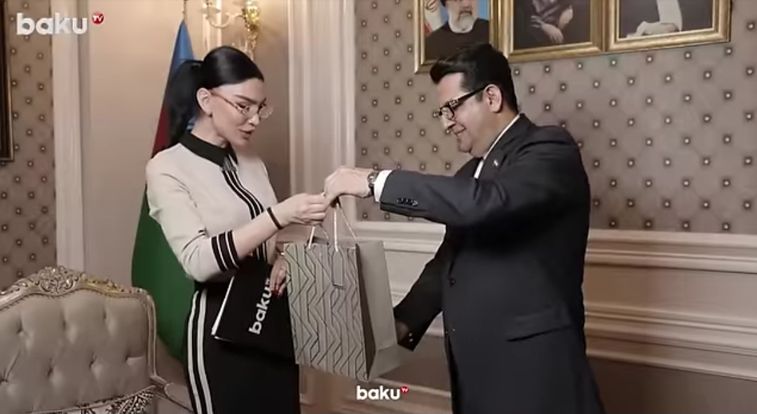 حمله اصولگرایان به سفیر ایران در باکو ؛ برای عزت ایران استعفا دهید | تصاویر جنجالی دامن کوتاه و بیحجابی خبرنگار تلویزیون باکو در گفتگو با عباس موسوی در سفارت ایران | پرچم آذربایجان هم پشت سرش قرار داد! حمله اصولگرایان به سفیر ایران در باکو ؛ برای عزت ایران استعفا دهید | تصاویر جنجالی دامن کوتاه و بیحجابی خبرنگار تلویزیون باکو در گفتگو با عباس موسوی در سفارت ایران | پرچم آذربایجان هم پشت سرش قرار داد!
