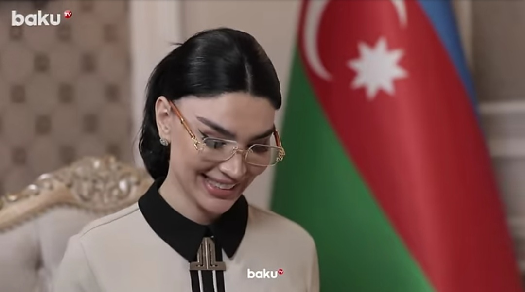 حمله اصولگرایان به سفیر ایران در باکو ؛ برای عزت ایران استعفا دهید | تصاویر جنجالی دامن کوتاه و بیحجابی خبرنگار تلویزیون باکو در گفتگو با عباس موسوی در سفارت ایران | پرچم آذربایجان هم پشت سرش قرار داد! حمله اصولگرایان به سفیر ایران در باکو ؛ برای عزت ایران استعفا دهید | تصاویر جنجالی دامن کوتاه و بیحجابی خبرنگار تلویزیون باکو در گفتگو با عباس موسوی در سفارت ایران | پرچم آذربایجان هم پشت سرش قرار داد!