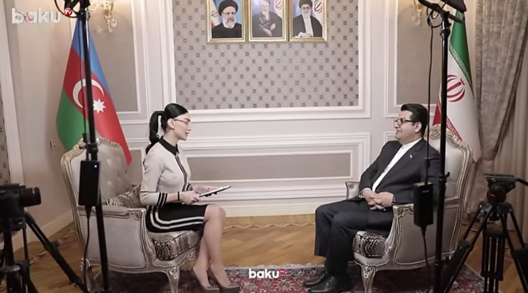 حمله اصولگرایان به سفیر ایران در باکو ؛ برای عزت ایران استعفا دهید | تصاویر جنجالی دامن کوتاه و بیحجابی خبرنگار تلویزیون باکو در گفتگو با عباس موسوی در سفارت ایران | پرچم آذربایجان هم پشت سرش قرار داد! حمله اصولگرایان به سفیر ایران در باکو ؛ برای عزت ایران استعفا دهید | تصاویر جنجالی دامن کوتاه و بیحجابی خبرنگار تلویزیون باکو در گفتگو با عباس موسوی در سفارت ایران | پرچم آذربایجان هم پشت سرش قرار داد!