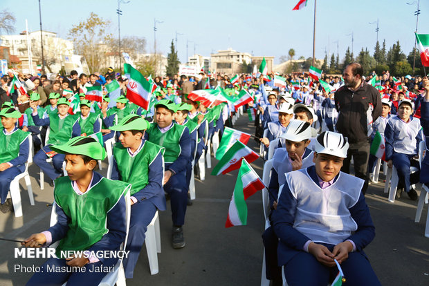 برپایی جشن انقلاب و همایش بزرگ پیاده روی خانوادگی در ساری