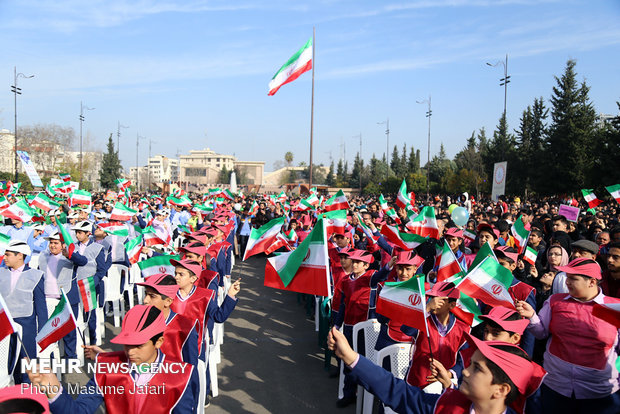 برپایی جشن انقلاب و همایش بزرگ پیاده روی خانوادگی در ساری