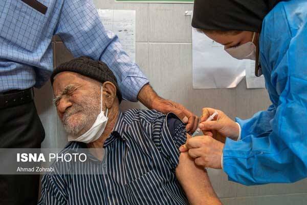 تصویر پرستار ایرانی هنگام تزریق واکسن جنجالی شد+عکس