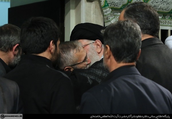 عکس/ حاج منصور در آغوش رهبر معظم انقلاب