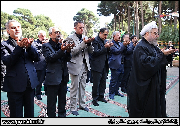 عکس: رئیس جمهور در نماز ظهر عاشورا