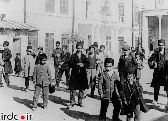 تصویری از دانش آموزان دوره قاجار