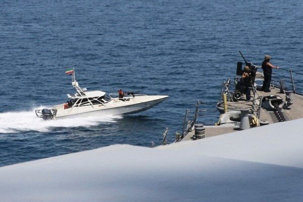 شناورهای ایران به ناوهای جنگی آمریکا نزدیک شدند