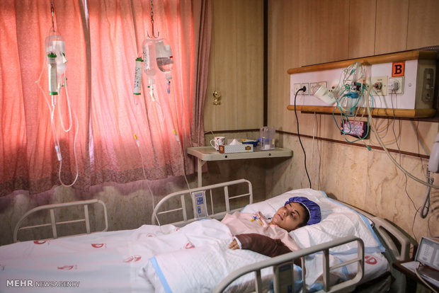 تصاویر: عیادت وزیر بهداشت از خانم بازیگر