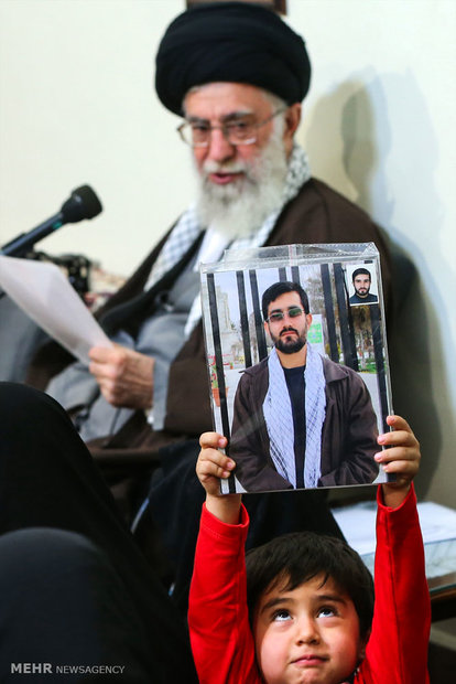 عکس: فرزند شهید مدافع حرم در آغوش رهبر انقلاب