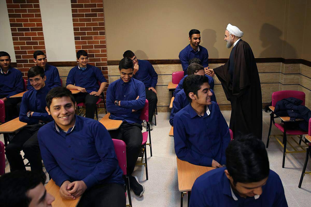عکس: روحانی در کلاس درس تاریخ با موضوع برجام