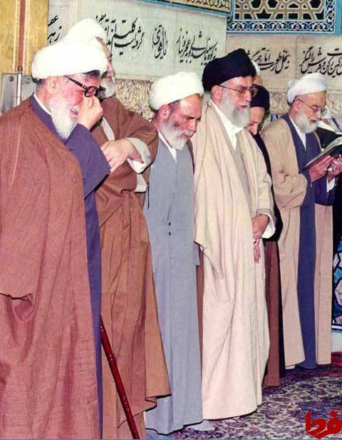 عکس قدیمی از آیت الله واعظ طبسی در حرم امام رضا(ع)