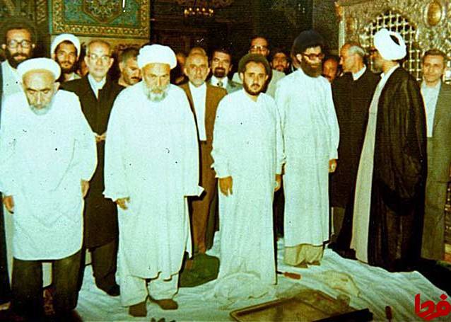 عکس قدیمی از آیت الله واعظ طبسی در حرم امام رضا(ع)