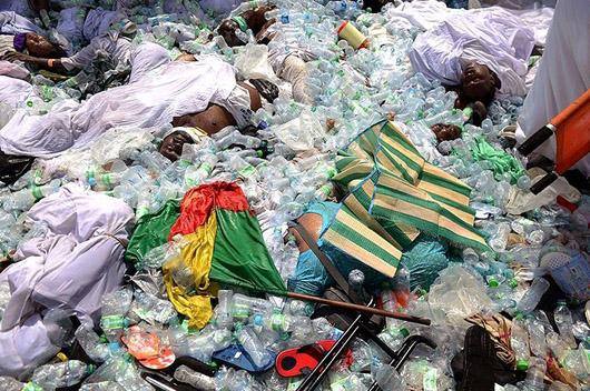 تصویری از قربانیان فاجعه منا که در بین زباله رها شده اند+تصویر
