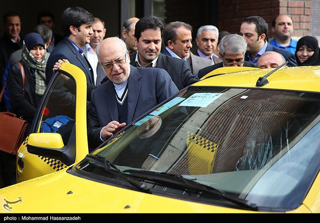 عکس/ وزیری که تاکسی سوار می‌شود!