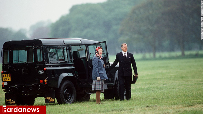 عکس: وقتی ملکه انگلستان روسری بر سر می‌کند