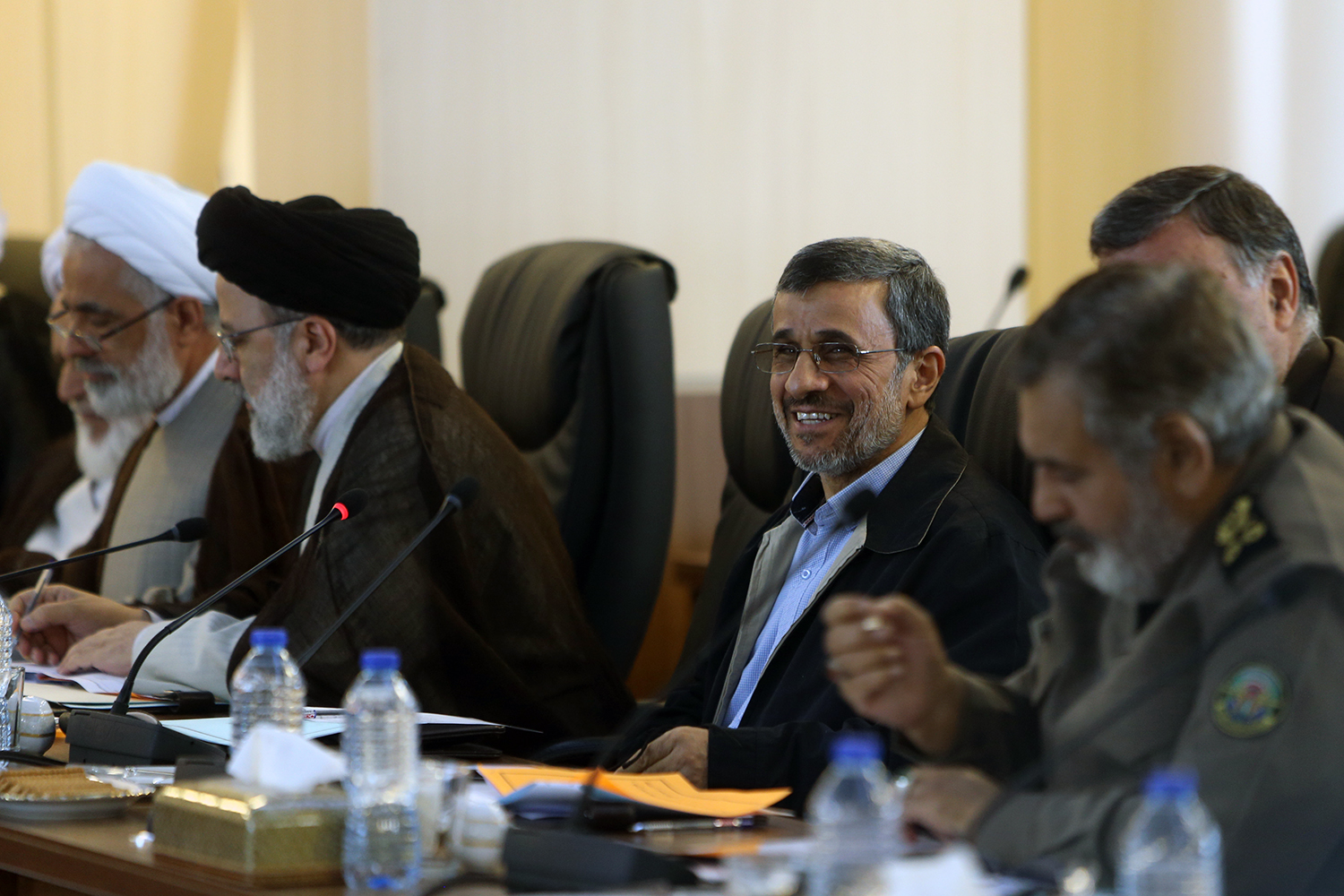 (تصاویر) خنده‌های احمدی‌نژاد در جلسه مجمع تشخیص