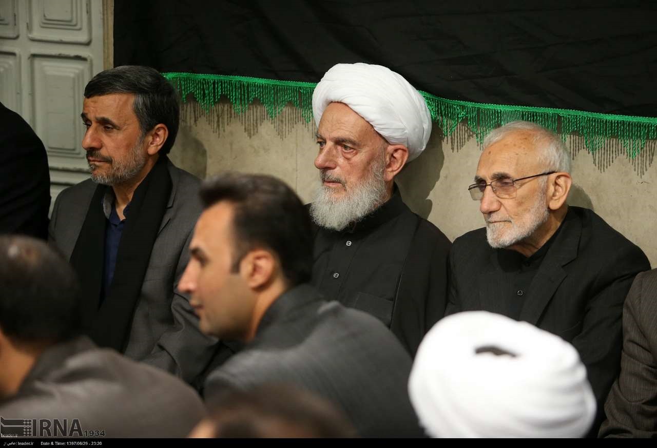 (تصویر) احمدی نژاد در مراسم شام غریبان بیت رهبر انقلاب