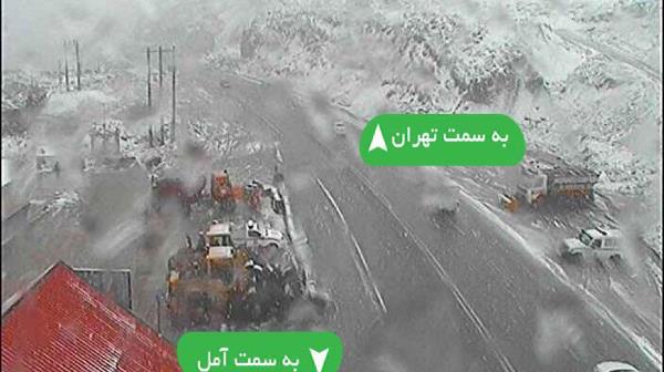 بارش برف در جاده هراز/ چهره زمستانی گردنه امامزاده هاشم+عکس