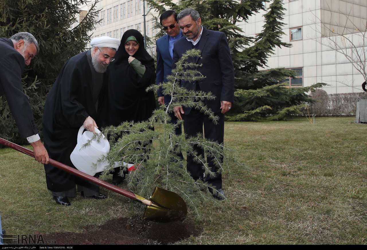 روحانی در حال کاشتن درخت