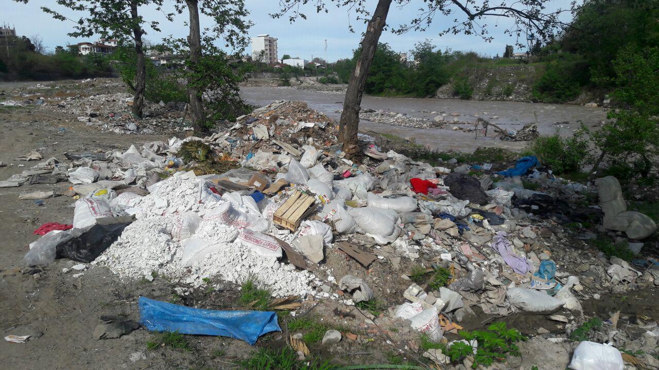 رودخانه چالوس در محاصره زباله ها و نخاله ها + تصاویر