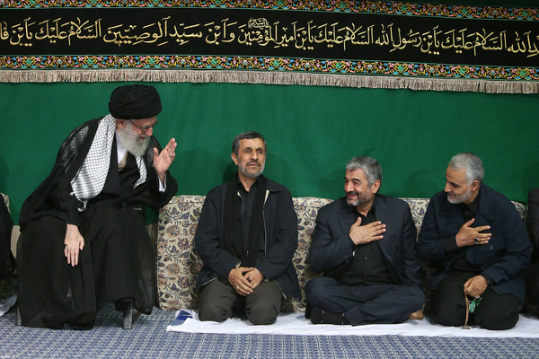 حضور احمدی‌نژاد و قاسم سلیمانی در مراسم شام غریبان حسینیه امام خمینی (ره)