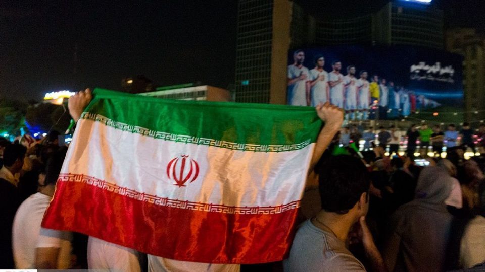 شادی مردم تهران پس از برد تیم ملی ایران مقابل مراکش