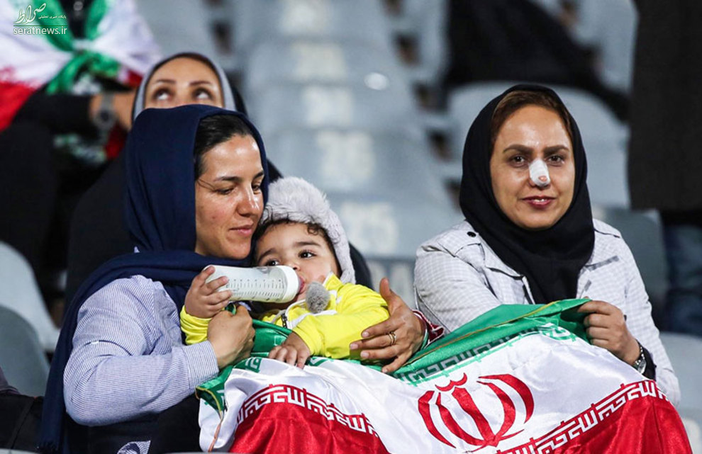 تصاویر/ حضور مادر و فرزند در استادیوم آزادی