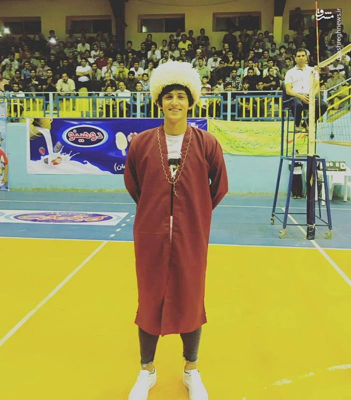 سردار آزمون با لباس ترکمنی در زمین والیبال