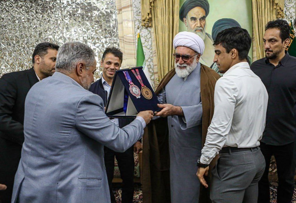 اهدای مدال قهرمانان کشتی به موزه آستان قدس رضوی
