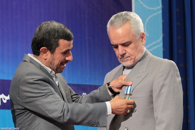 احمدی نژاد به چه کسانی نشان اعطا کرد؟/ از مشایی و رحیمی تا صالحی